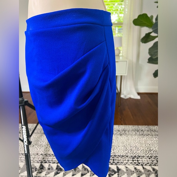 Size medium bodycon vibrant blue skirt with overlay and cinching - Picture 2 of 4